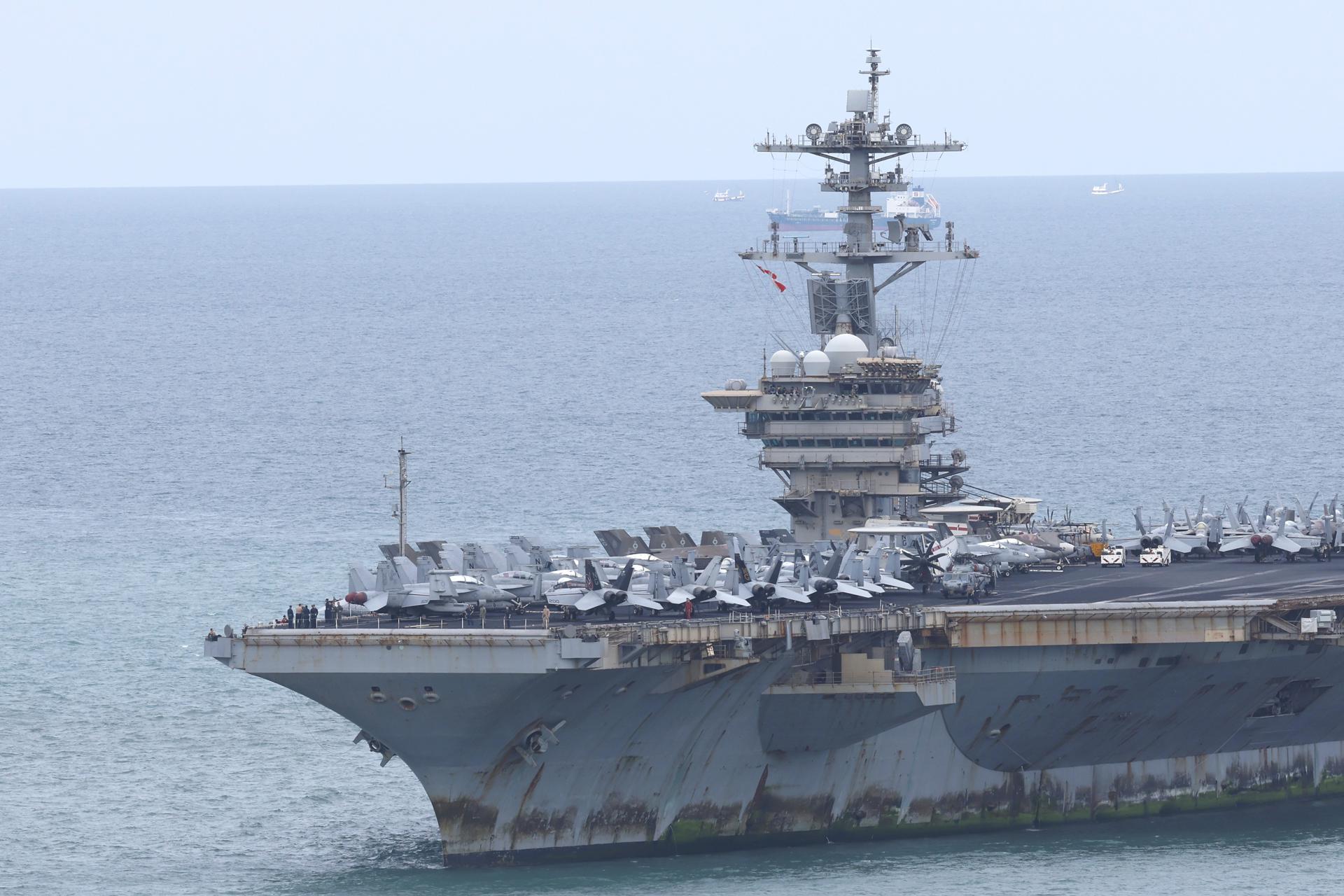 Chonburi (Thailand), 02/09/2026.- The US Navy nuclear-powered aircraft carrier USS Abraham Lincoln (CVN-72) arrives at the Laem Chabang deep-sea port in Laem Chabang, Chonburi province, Thailand, 02 September 2026. The Nimitz-class nuclear-powered aircraft carrier USS Abraham Lincoln, with roughly 5,000 sailors and Marines aboard and other vessels from its Carrier Strike Group, is docked with personnel to come ashore in Thailand from 02 to 06 September 2026, to rest and recuperate while the warship replenishes supplies after an extended deployment for operations in the Middle East. (Tailandia) EFE/EPA/RUNGROJ YONGRIT