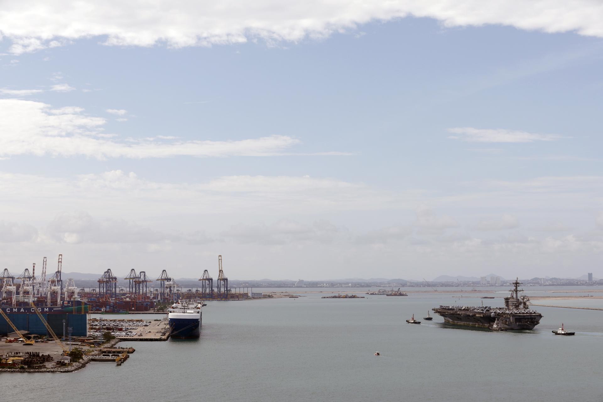 Chonburi (Thailand), 02/09/2026.- The US Navy nuclear-powered aircraft carrier USS Abraham Lincoln (CVN-72) sails to dock at the Laem Chabang deep-sea port in Laem Chabang, Chonburi province, Thailand, 02 September 2026. The Nimitz-class nuclear-powered aircraft carrier USS Abraham Lincoln, with roughly 5,000 sailors and Marines aboard and other vessels from its Carrier Strike Group, is docked with personnel to come ashore in Thailand from 02 to 06 September 2026, to rest and recuperate while the warship replenishes supplies after an extended deployment for operations in the Middle East. (Tailandia) EFE/EPA/RUNGROJ YONGRIT