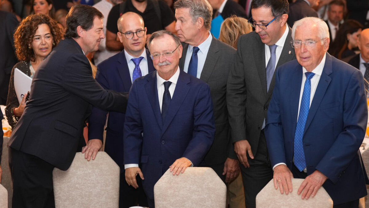 MADRID, 07/09/2026.- El presidente de Ceuta, Juan Jesús Vivas (c), acompañado por el presidente de Castilla y León, Alfonso Fernández Mañueco (i), el líder del PP, Alberto Núñez Feijóo (3d), y el presidente de Melilla, Juan José Ibroda (d), entre otros, a su llegada antes de intervenir en el foro Nueva Economía Fórum para hablar de la crisis migratoria en la ciudad autónoma, este lunes en Madrid. EFE/ Borja Sánchez-Trillo