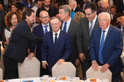 MADRID, 07/09/2026.- El presidente de Ceuta, Juan Jesús Vivas (c), acompañado por el presidente de Castilla y León, Alfonso Fernández Mañueco (i), el líder del PP, Alberto Núñez Feijóo (3d), y el presidente de Melilla, Juan José Ibroda (d), entre otros, a su llegada antes de intervenir en el foro Nueva Economía Fórum para hablar de la crisis migratoria en la ciudad autónoma, este lunes en Madrid. EFE/ Borja Sánchez-Trillo