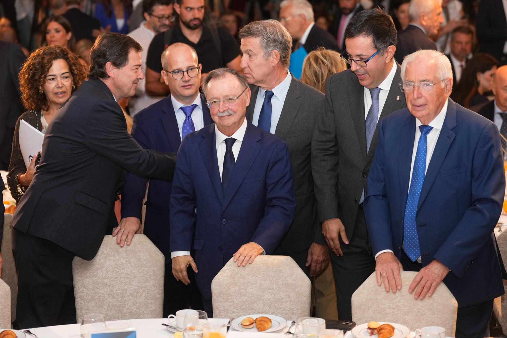 MADRID, 07/09/2026.- El presidente de Ceuta, Juan Jesús Vivas (c), acompañado por el presidente de Castilla y León, Alfonso Fernández Mañueco (i), el líder del PP, Alberto Núñez Feijóo (3d), y el presidente de Melilla, Juan José Ibroda (d), entre otros, a su llegada antes de intervenir en el foro Nueva Economía Fórum para hablar de la crisis migratoria en la ciudad autónoma, este lunes en Madrid. EFE/ Borja Sánchez-Trillo