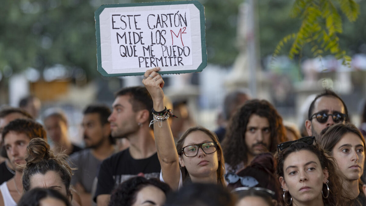 MURCIA, 24/09/2026.- Unas 200 personas han coreado en la tarde de este jueves frente a la delegación del Gobierno, "Vecinas unidas jamás serán vencidas" y "Desahucian al obrero, rescatan al banquero" en la concentración convocada por el Sindicato de Inquilinos en Murcia tras el lanzamiento de la ejecución hipotecaria de una octogenaria en Madrid con gran contestación social. EFE/Marcial Guillén