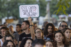 MURCIA, 24/09/2026.- Unas 200 personas han coreado en la tarde de este jueves frente a la delegación del Gobierno, "Vecinas unidas jamás serán vencidas" y "Desahucian al obrero, rescatan al banquero" en la concentración convocada por el Sindicato de Inquilinos en Murcia tras el lanzamiento de la ejecución hipotecaria de una octogenaria en Madrid con gran contestación social. EFE/Marcial Guillén