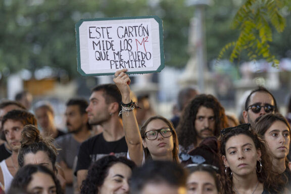 MURCIA, 24/09/2026.- Unas 200 personas han coreado en la tarde de este jueves frente a la delegación del Gobierno, "Vecinas unidas jamás serán vencidas" y "Desahucian al obrero, rescatan al banquero" en la concentración convocada por el Sindicato de Inquilinos en Murcia tras el lanzamiento de la ejecución hipotecaria de una octogenaria en Madrid con gran contestación social. EFE/Marcial Guillén