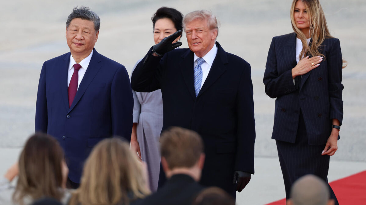 El presidente de Estados Unidos, Donald Trump (c), y la primera dama Melania Trump (d) reciben a su homólogos de China, Xi Jinping (i), y Peng Liyuan (c-atrás) en la base aérea Andrews este miércoles, en Washington