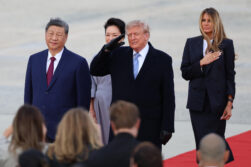 El presidente de Estados Unidos, Donald Trump (c), y la primera dama Melania Trump (d) reciben a su homólogos de China, Xi Jinping (i), y Peng Liyuan (c-atrás) en la base aérea Andrews este miércoles, en Washington