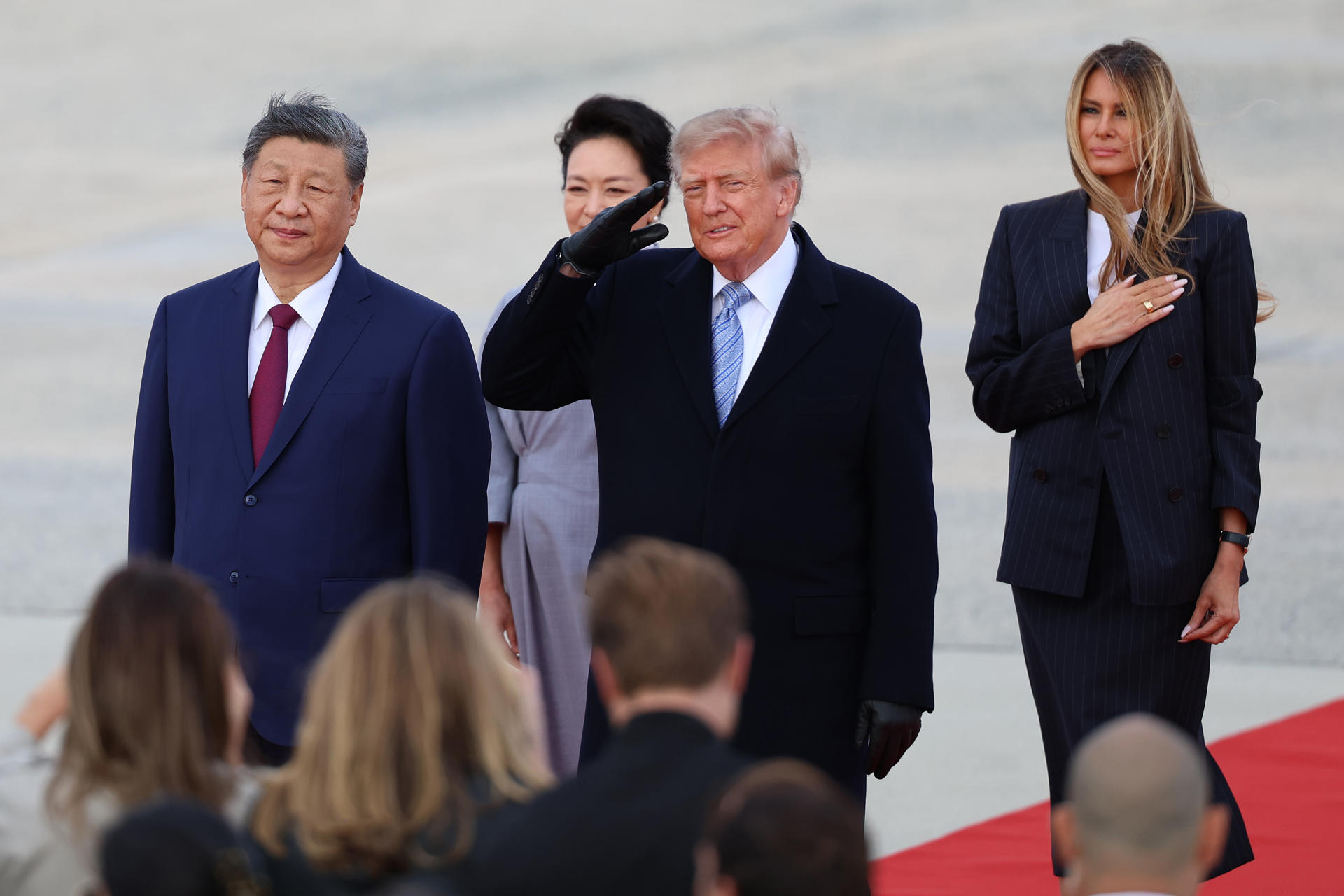 El presidente de Estados Unidos, Donald Trump (c), y la primera dama Melania Trump (d) reciben a su homólogos de China, Xi Jinping (i), y Peng Liyuan (c-atrás) en la base aérea Andrews este miércoles, en Washington