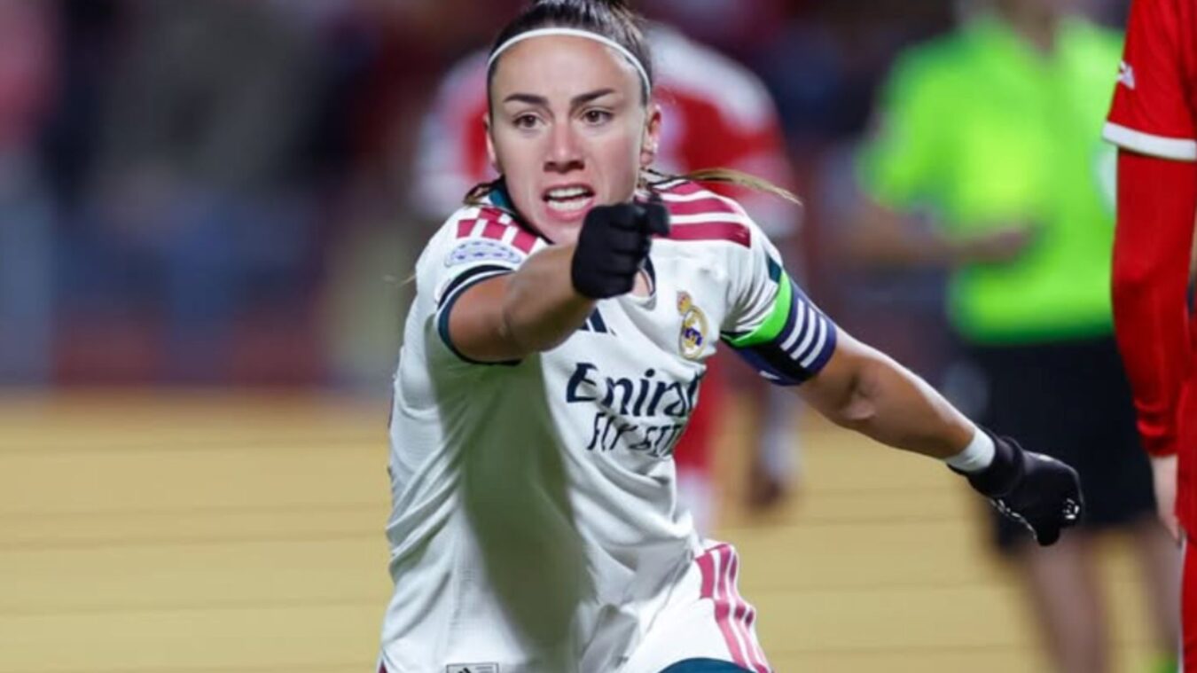 La capitana del Real Madrid Athenea del Castillo celebra el primer gol del equipo blanco en Múnich