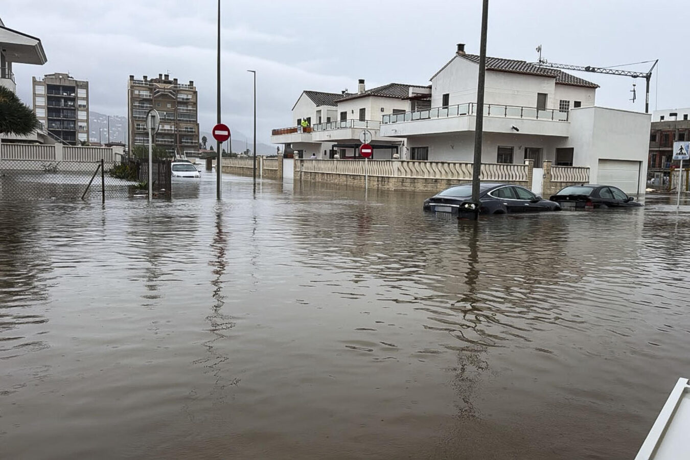 OLIVA (VALENCIA), 19/10/2026.- Inundaciones en la zona de la playa de Terranova en la localidad de Oliva este lunes. La dana Adam, que ya ha dejado dos fallecidos, está provocando lluvias "extraordinarias" e importantes inundaciones en Valencia y Alicante, con acumulados superiores a los 600 litros por metro cuadrado, desbordamientos de ríos y personas atrapadas en tejados, una situación que ha llevado a la Generalitat Valenciana a preparar una orden de confinamiento para los municipios afectados. EFE/ Agustín Batalla