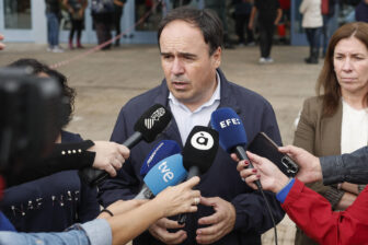 VALENCIA, 19/10/2026.- El presidente de la Comunidad Valenciana, Juanfran Pérez Llorca (c), atiende a los medios a su llegada al centro polivalente de Oliva (Comunidad Valenciana), donde han sido evacuadas algunas de las personas rescatadas tras las lluvias. El episodio de lluvias y tormentas que afecta a la Comunidad Valenciana ha dejado tres víctimas mortales y numerosos rescates de personas atrapadas en coches, viviendas y tejados, y ha obligado a confinar temporalmente hasta 145 municipios en las provincias de Valencia y Alicante, aunque la cifra se ha reducido después a ocho. EFE/ Manuel Bruque
