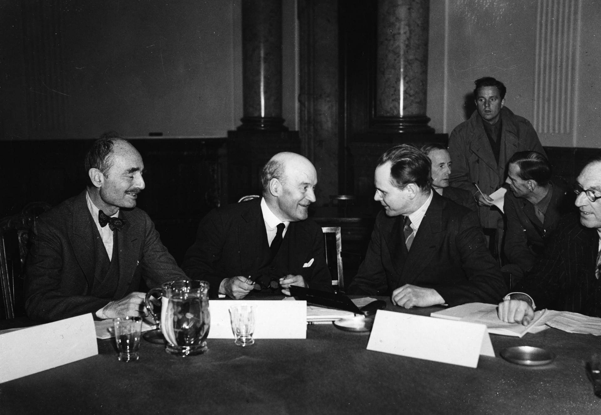 BERLÍN, 10-10-1945.- Primer encuentro informal entre los representantes de las cuatro naciones aliadas que conformaron el tribunal de los Juicios de Núremberg. De izq. a der., Francis Biddle, Sir Geoffrey Lawrence e Iona Nikitchenko. La reunión tuvo lugar en la sala de juntas del edicicio del Consejo de control aliado en Berlín. EFE.