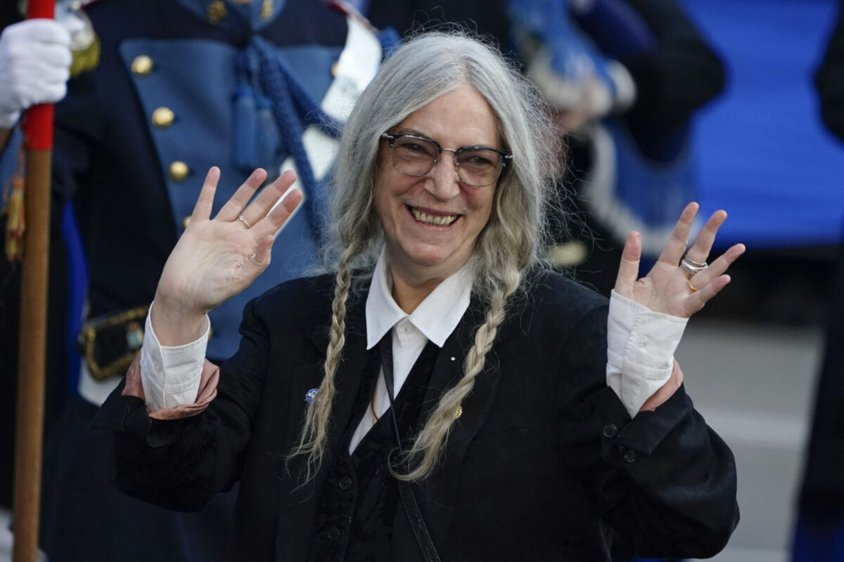 FOTODELDÍA - OVIEDO, 23/10/2026.- La galardonada con el Princesa de Asturias de las Artes 2026, la poeta y cantante Patti Smith, a su llegada a la ceremonia de entrega de los Premios Princesa de Asturias 2026, en el Teatro Campoamor de Oviedo este viernes. EFE/Paco Paredes