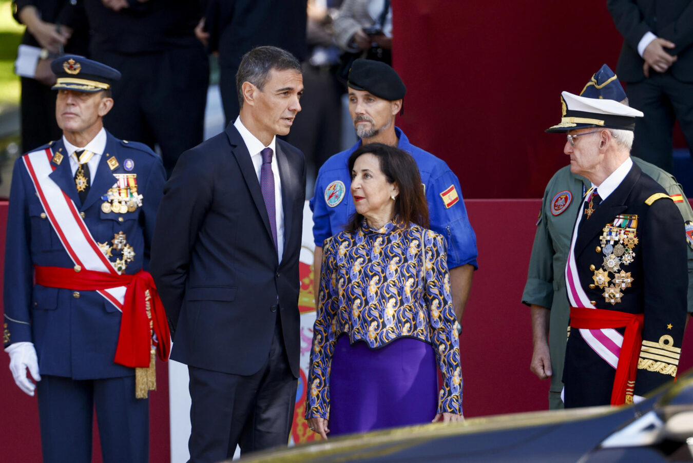 MADRID, 12/10/2026.- El presidente del Gobierno, Pedro Sánchez, la ministra de Defensa Margarita Robles, y el jefe de Estado Mayor de la Defensa (Jemad), almirante general Teodoro López Calderón, durante el tradicional desfile militar por las calles del centro de Madrid en el que participan casi 4.400 militares, 144 vehículos, 39 motos, 50 aviones y 32 helicópteros, este lunes Día de la Fiesta Nacional.EFE/ Daniel González