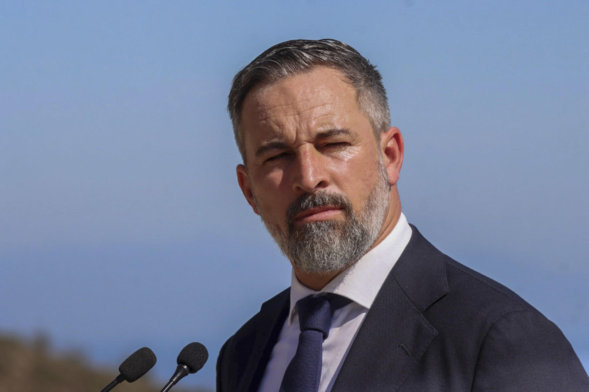 CEUTA, 12/10/2026.- Comparecencia ante los medios este lunes del líder de VOX, Santiago Abascal, durante el acto en el Mirador de Isabel II de Ceuta. EFE/ Reduan