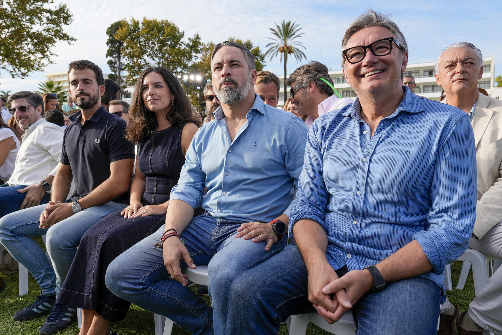 ESTEPONA (MÁLAGA), 11/010/2026.- (I-D) Los diputados Carlos Quero y Pepa Millán, el presidente de Vox, Santiago Abascal, y el vicepresidente de la Junta de Andalucía, Manuel Gavira, durante el primer gran acto del partido tras la convocatoria de elecciones generales, este domingo en la localidad malagueña de Estepona. EFE/Juan Carlos Domínguez