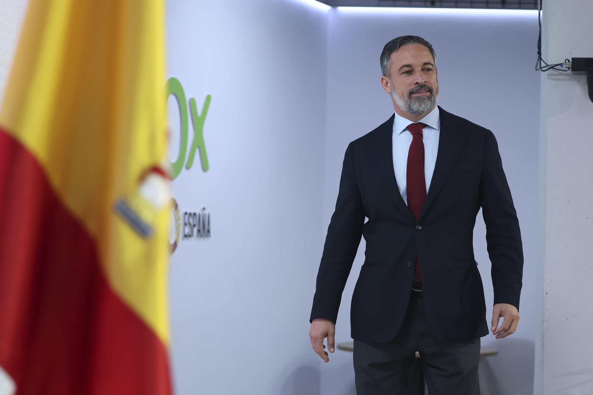 FOTODELDIA MADRID, 05/10/2026.- El líder de VOX, Santiago Abascal, ofrece una rueda de prensa tras la reunión del Comité de Acción Política del partido, este lunes, en Madrid. EFE/ Kiko Huesca