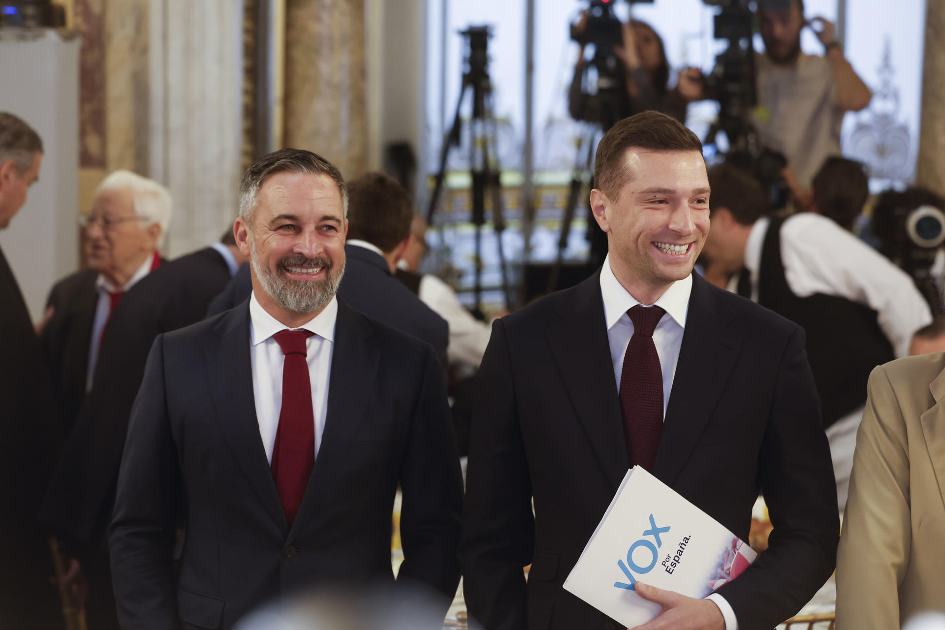 MADRID (ESPAÑA), 13/10/2026.- El presidente de Vox, Santiago Abascal (i), presenta este martes al presidente de Agrupación Nacional y del Grupo de los Patriotas por Europa en el Parlamento Europeo, Jordan Bardella (d) en un desayuno informativo organizado por Fórum Europa Real en el Casino Gran Círculo de Madrid. EFE/ Javier Lizón