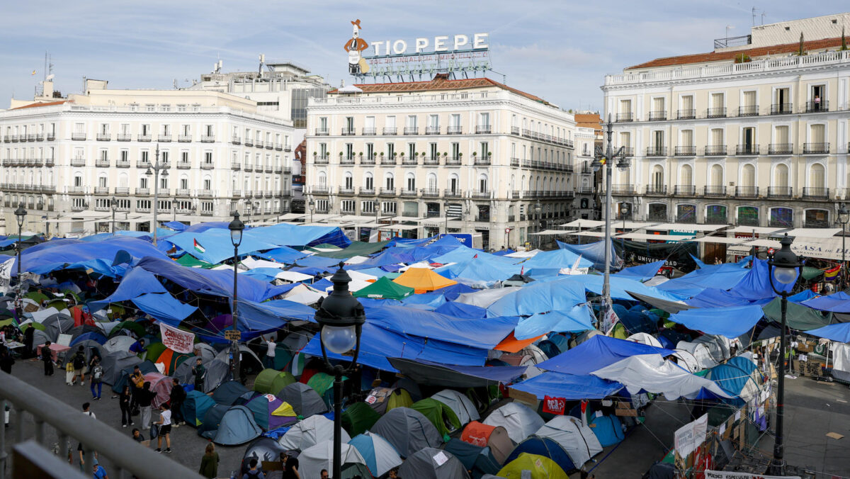 MADRID, 01/10/2026.- Acampada en la Puerta del Sol como protesta contra la crisis de vivienda en el país, este jueves. La presidenta madrileña, Isabel Díaz Ayuso, ha avanzado que este jueves, la Comunidad de Madrid va a presentar un recurso contencioso-administrativo, con petición de medidas cautelarísimas, para reclamar a la Justicia la "inmediata disolución" de la acampada instalada en la Puerta del Sol, ante la "inacción" de la Delegación del Gobierno. EFE/ J.J. Guillen