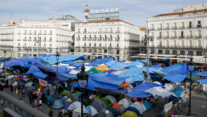 MADRID, 01/10/2026.- Acampada en la Puerta del Sol como protesta contra la crisis de vivienda en el país, este jueves. La presidenta madrileña, Isabel Díaz Ayuso, ha avanzado que este jueves, la Comunidad de Madrid va a presentar un recurso contencioso-administrativo, con petición de medidas cautelarísimas, para reclamar a la Justicia la "inmediata disolución" de la acampada instalada en la Puerta del Sol, ante la "inacción" de la Delegación del Gobierno. EFE/ J.J. Guillen