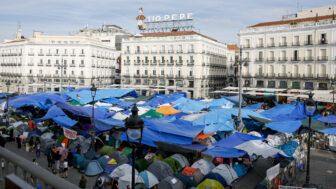 MADRID, 01/10/2026.- Acampada en la Puerta del Sol como protesta contra la crisis de vivienda en el país, este jueves. La presidenta madrileña, Isabel Díaz Ayuso, ha avanzado que este jueves, la Comunidad de Madrid va a presentar un recurso contencioso-administrativo, con petición de medidas cautelarísimas, para reclamar a la Justicia la "inmediata disolución" de la acampada instalada en la Puerta del Sol, ante la "inacción" de la Delegación del Gobierno. EFE/ J.J. Guillen