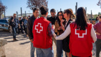 La gente pregunta a los servicios sanitarios en las inmediaciones del accidente.