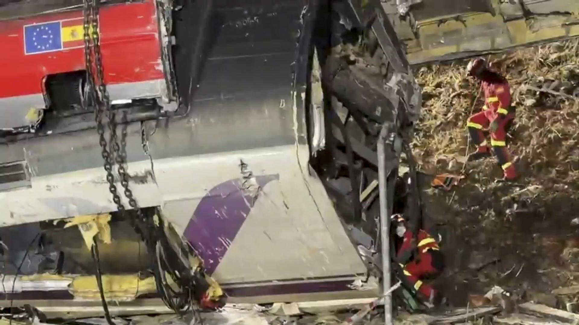 Urda (Toledo) (Spain), 29/10/2026.- A handout vide-grab photo released by Spanish Military Emergency Unit (UME) on 29 October 2026 of rescue work at the scene of a collision between two high-speed trains, Iryo and AVE, in the village of Urda, Toledo, Spain, overnight. At least 68 people have been killed and dozens more injured in the accident on 28 October in the province of Toledo, south of the Spanish capital, Madrid. (España) EFE/EPA/UME HANDOUT ATTENTION EDITORS: IMAGE TO BE USED ONLY IN RELATION TO THE STATED EVENT (MANDATORY CREDIT) HANDOUT EDITORIAL USE ONLY/NO SALES