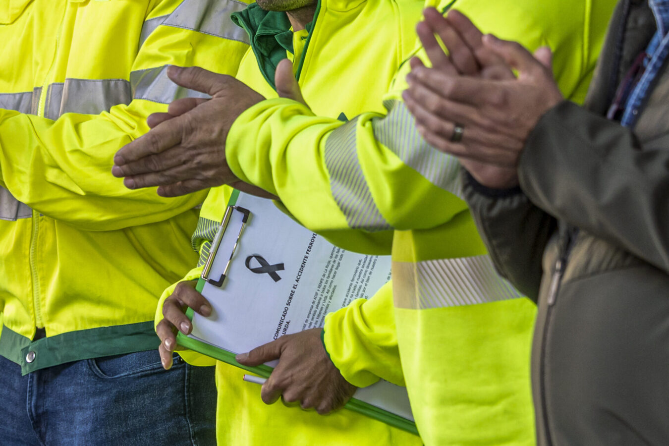LOGROÑO, 29/10/2026.- Trabajadores de Adif guardan cinco minutos de silencio por las víctims del accidente ferroviario ocurrido este miércoles en Urda (Toledo), a las puertas de la estación de tren de Logroño. EFE/ Raquel Manzanares