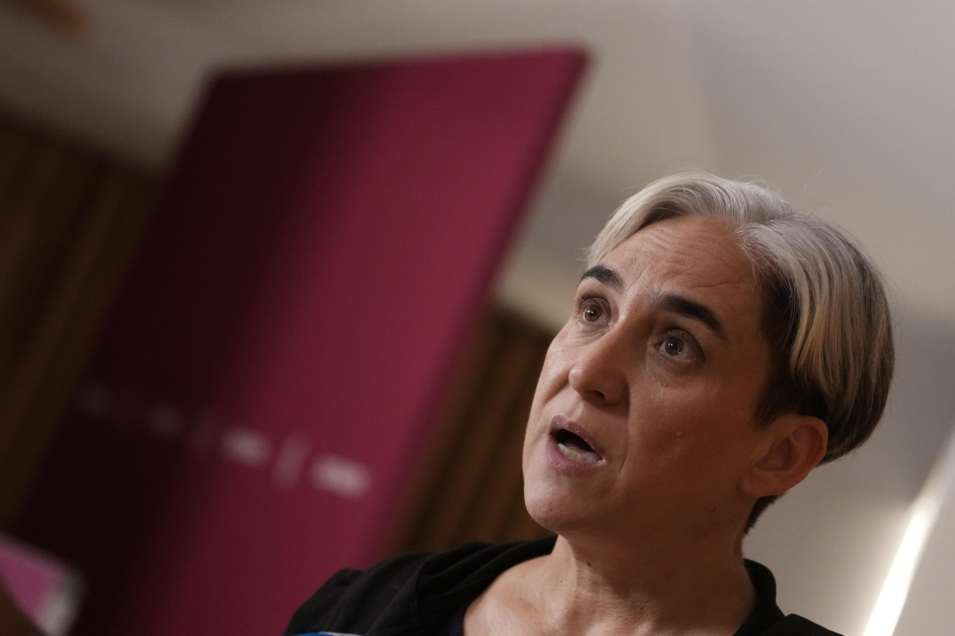 GRAFCAT7491. BARCELONA, 21/10/2026.- La exalcaldesa de Barcelona y candidata del Frente Amplio para las elecciones generales, Ada Colau, este miércoles durante unas declaraciones a EFE en las que ha denunciado "censura política" por la denegación, por parte de Estados Unidos, de su visado para viajar a Puerto Rico. EFE/Enric Fontcuberta