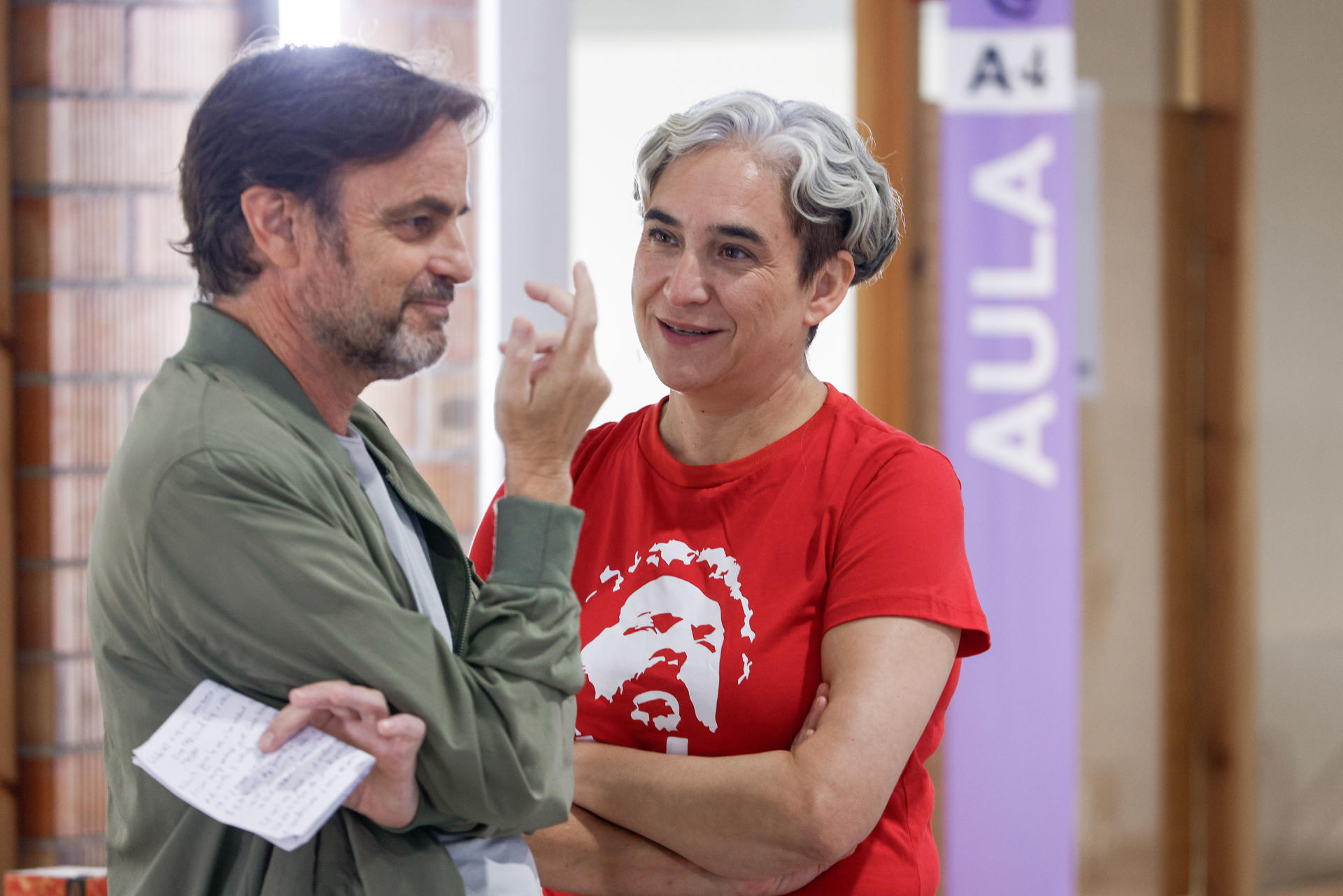 BARCELONA (ESPAÑA), 03/10/2026.- La exalcaldesa de Barcelona y presidenta de la Fundación Sentit Comú, Ada Colau (d) y el eurodiputado Jaume Asens (i) conversan antes de participar este sábado en la apertura de la 3.ª edición de la Escuela de Imaginación Política, organizada por la fundación de Comuns para plantear respuestas a la extrema derecha. EFE/ Quique García