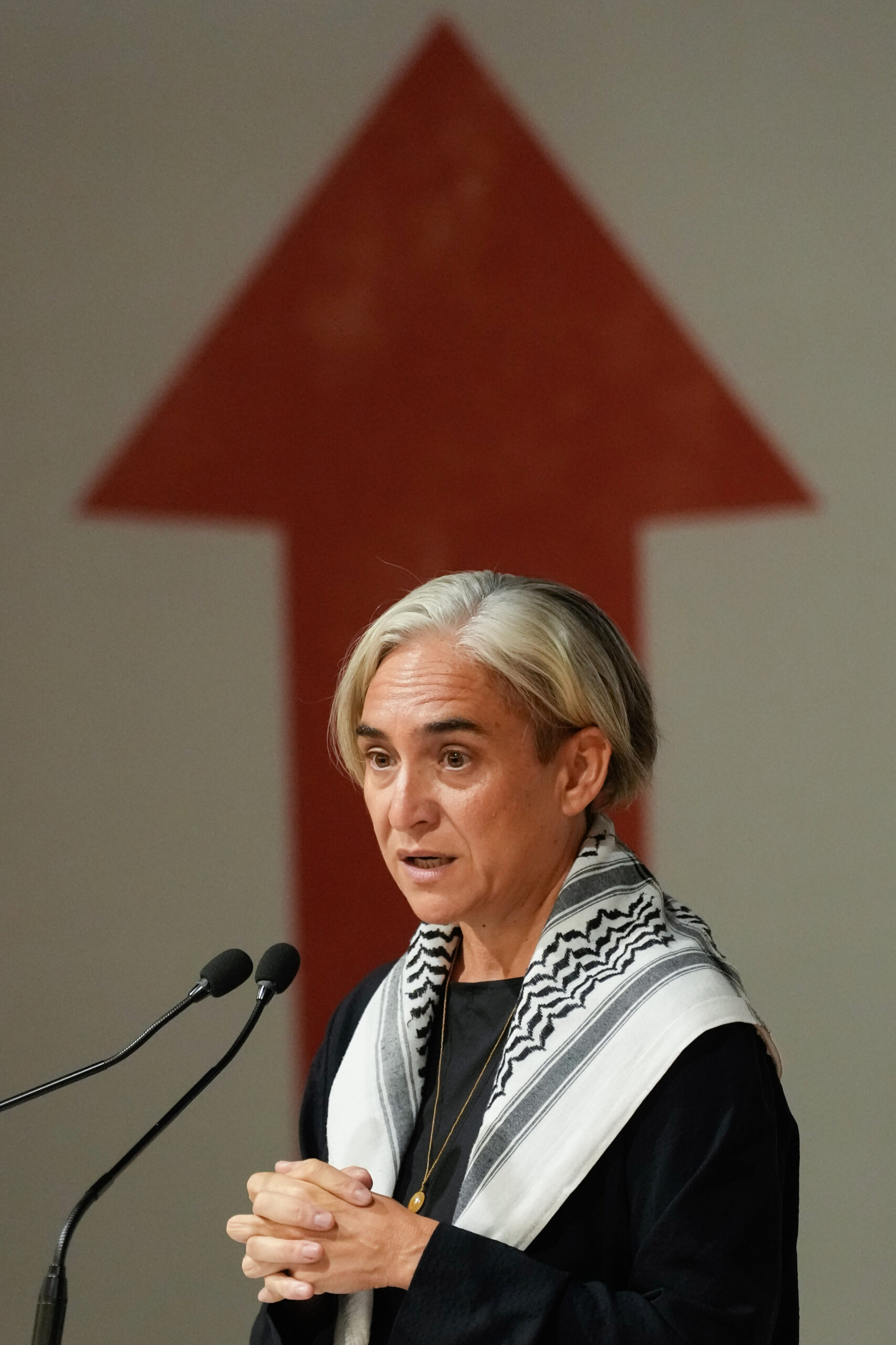 BARCELONA (ESPAÑA), 25/10/2025.- La exalcaldesa de Barcelona , Ada Colau interviene en la apertura de la Escuela de Formación de Política de la fundación Sentit Comu celebrada este sábado. EFE/Enric Fontcuberta
