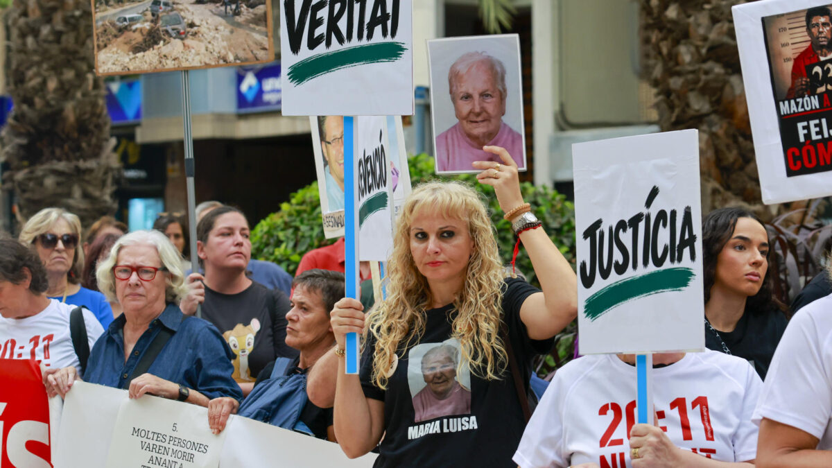 ALICANTE, 26/09/2026.- Entidades cívicas, sociales y sindicales de la Comunitat Valenciana y las asociaciones de víctimas de la dana celebran una concentración ante la sede del Consell en Alicante para denunciar la impunidad del expresident de la Generalitat Carlos Mazón.EFE/ Pablo Miranzo