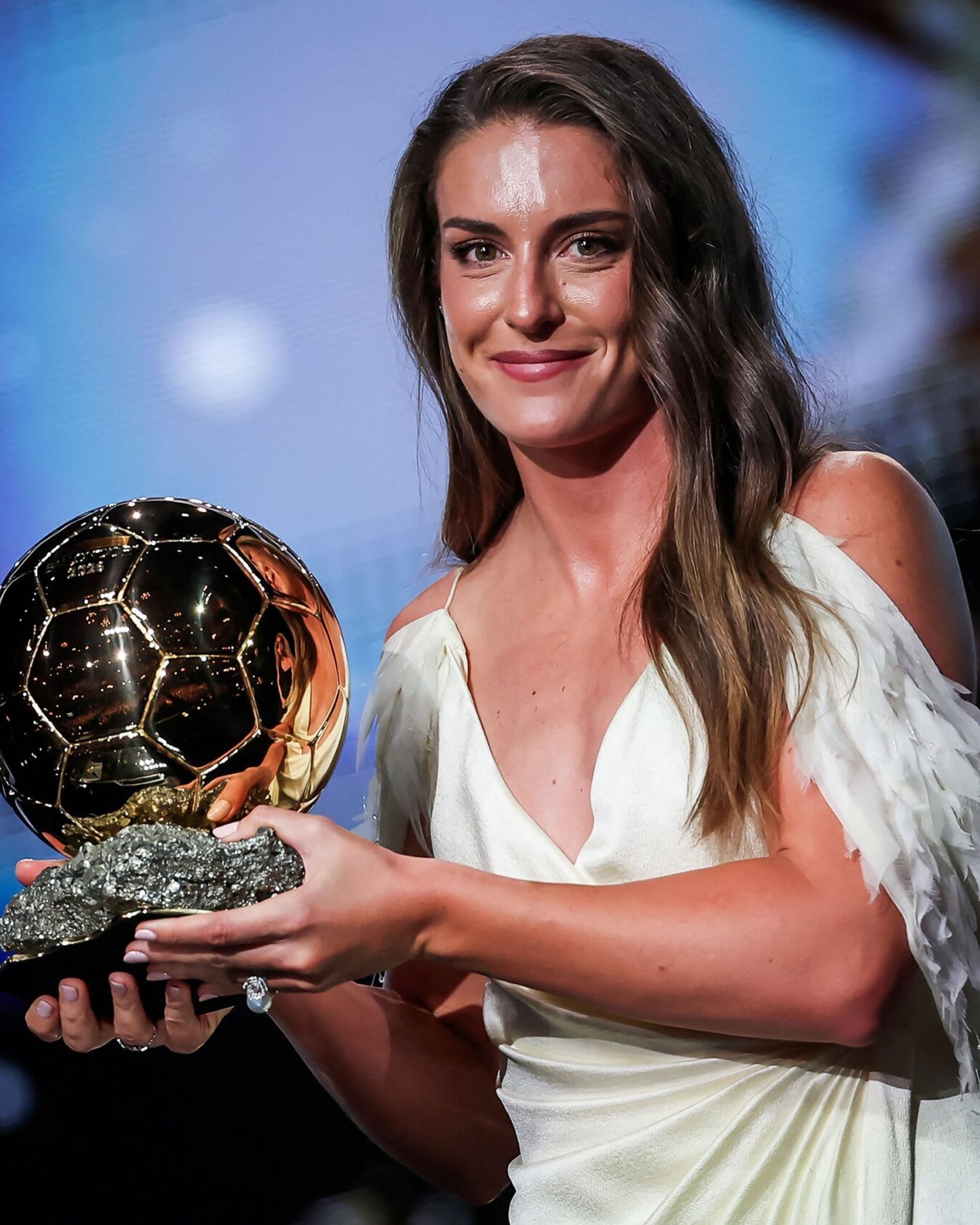 Alexia Putellas posando con su tercer Balón de Oro