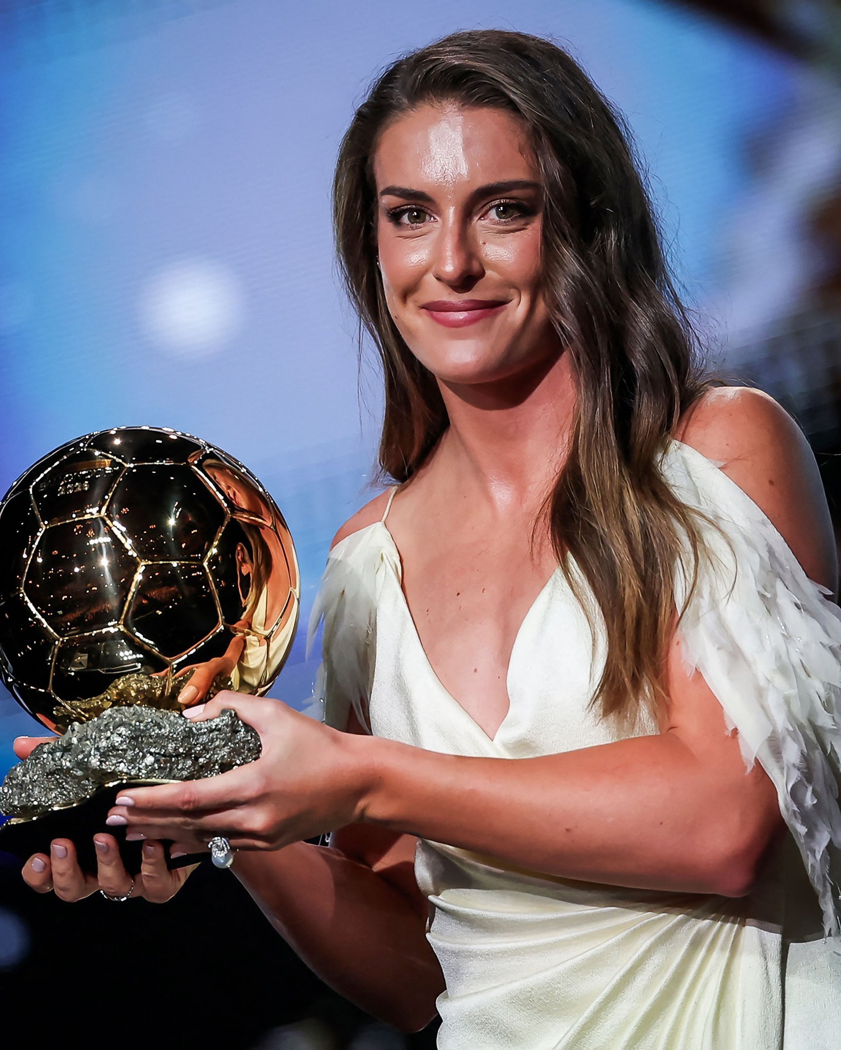 Alexia Putellas posando con su tercer Balón de Oro