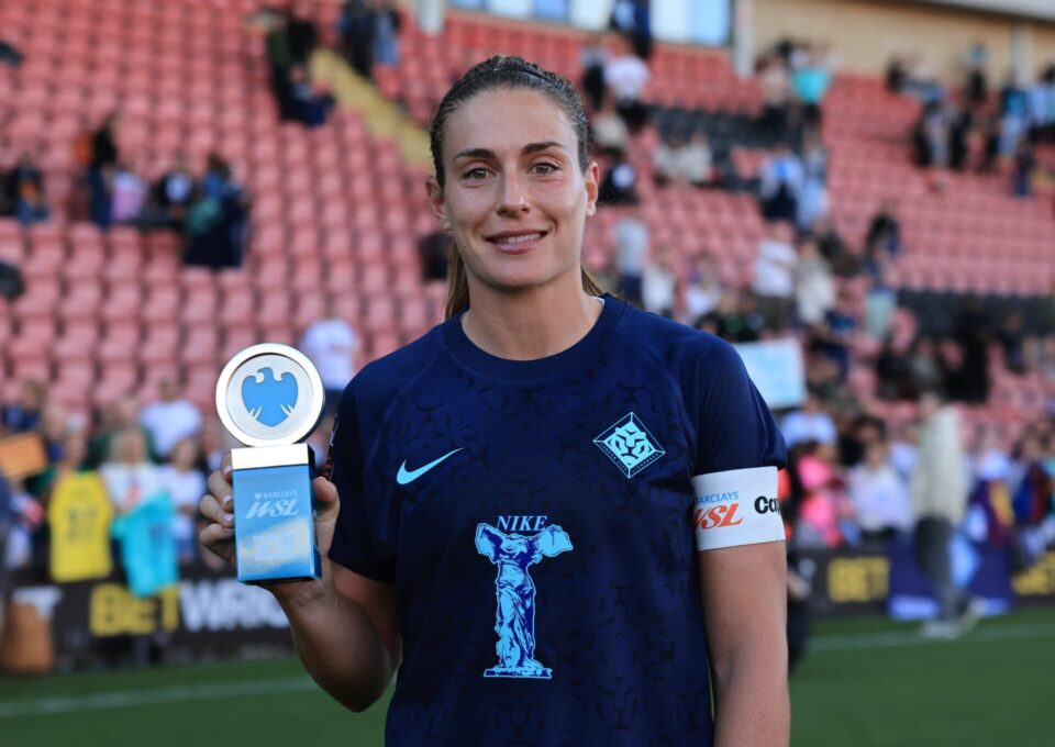 Alexia Putellas posando con su trofeo de mejor jugadora del partido tras el encuentro ante el Tottenham