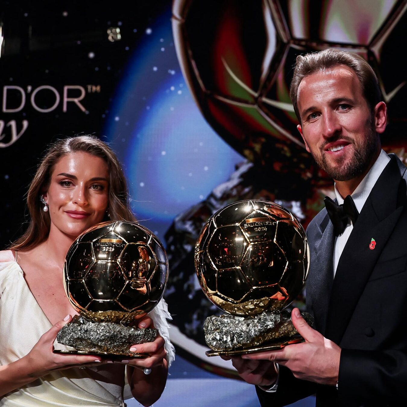 Alexia Putellas y Harry Kane posando con sus balones de oro