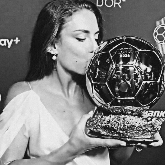 Alexia besa su tercer Balón de Oro