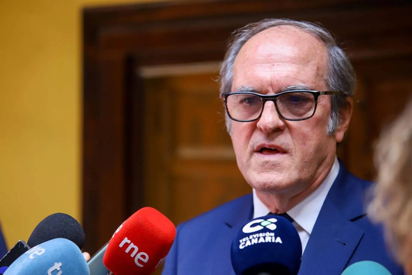 El Defensor del Pueblo, Ángel Gabilondo, atiende a los medios de comunicación.