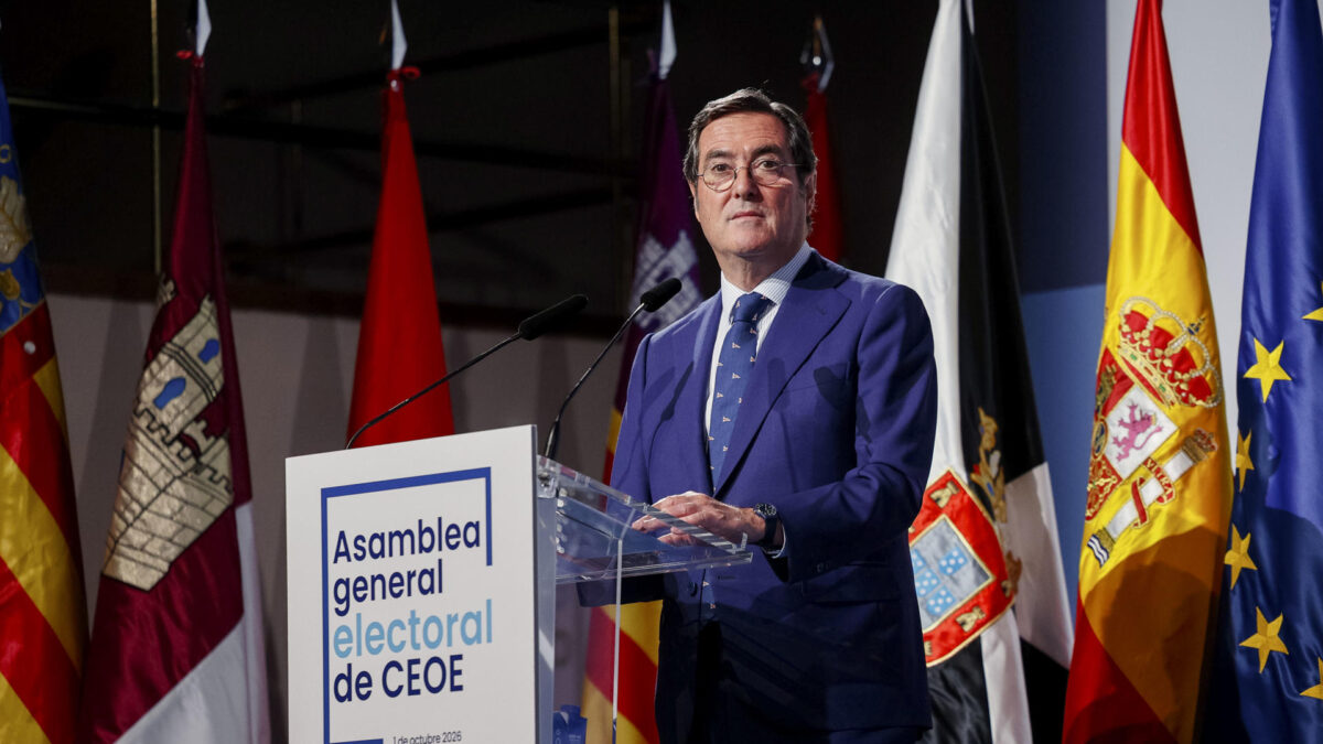 MADRID, 01/10/2026.- Antonio Garamendi ha sido reelegido este jueves por aclamación, es decir, sin necesidad de votación, presidente de la CEOE para los próximos cuatro años en lo que será su tercer mandato al frente de la patronal española. EFE/Daniel González