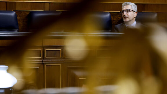 MADRID, 23/09/2026.- El ministro de Hacienda, Arcadi España (i), asiste a la sesión de control al Gobierno celebrada este miércoles en el Congreso. EFE/Javier Lizón