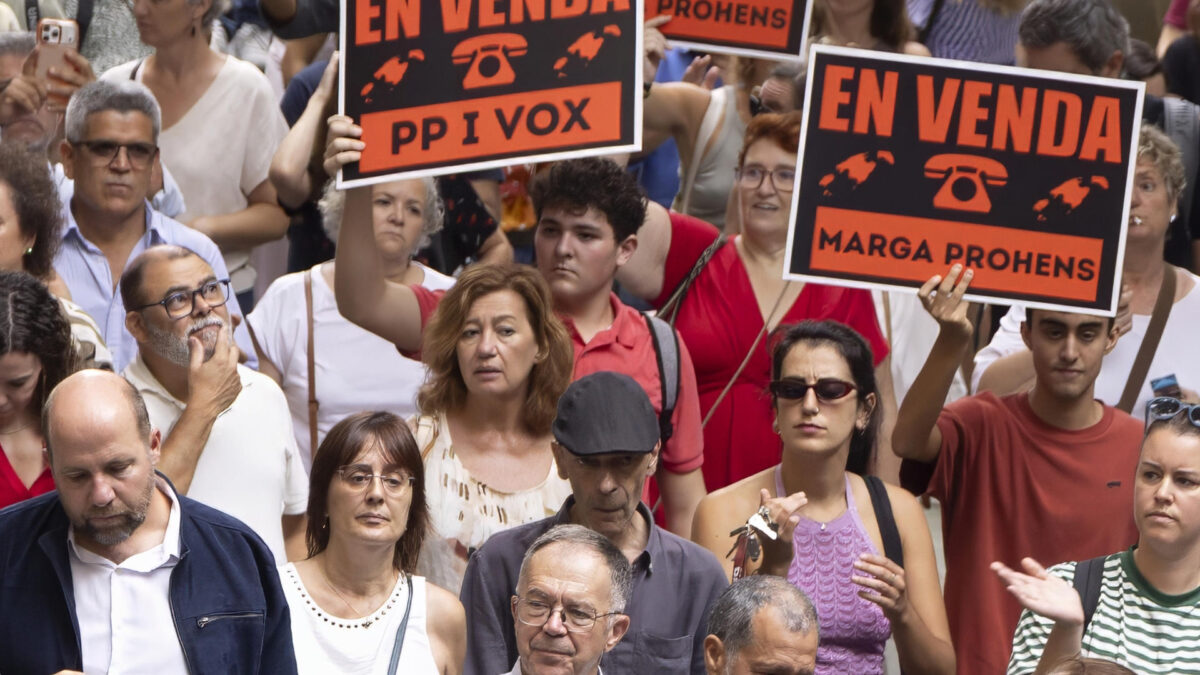 PALMA, 03/10/2026.-La presidenta del Congreso de los Diputados, Francina Armengol (c-i), asiste a la manifestación que ha congregado alrededor de 3.000 personas, según la Policía Nacional, este sábado en el centro de Palma reivindicando la vivienda como derecho y con pancartas pidiendo una huelga general, en plena alerta por lluvias y al día siguiente de que el Congreso rechazara las propuestas de vivienda del Gobierno.EFE/ Cati Cladera