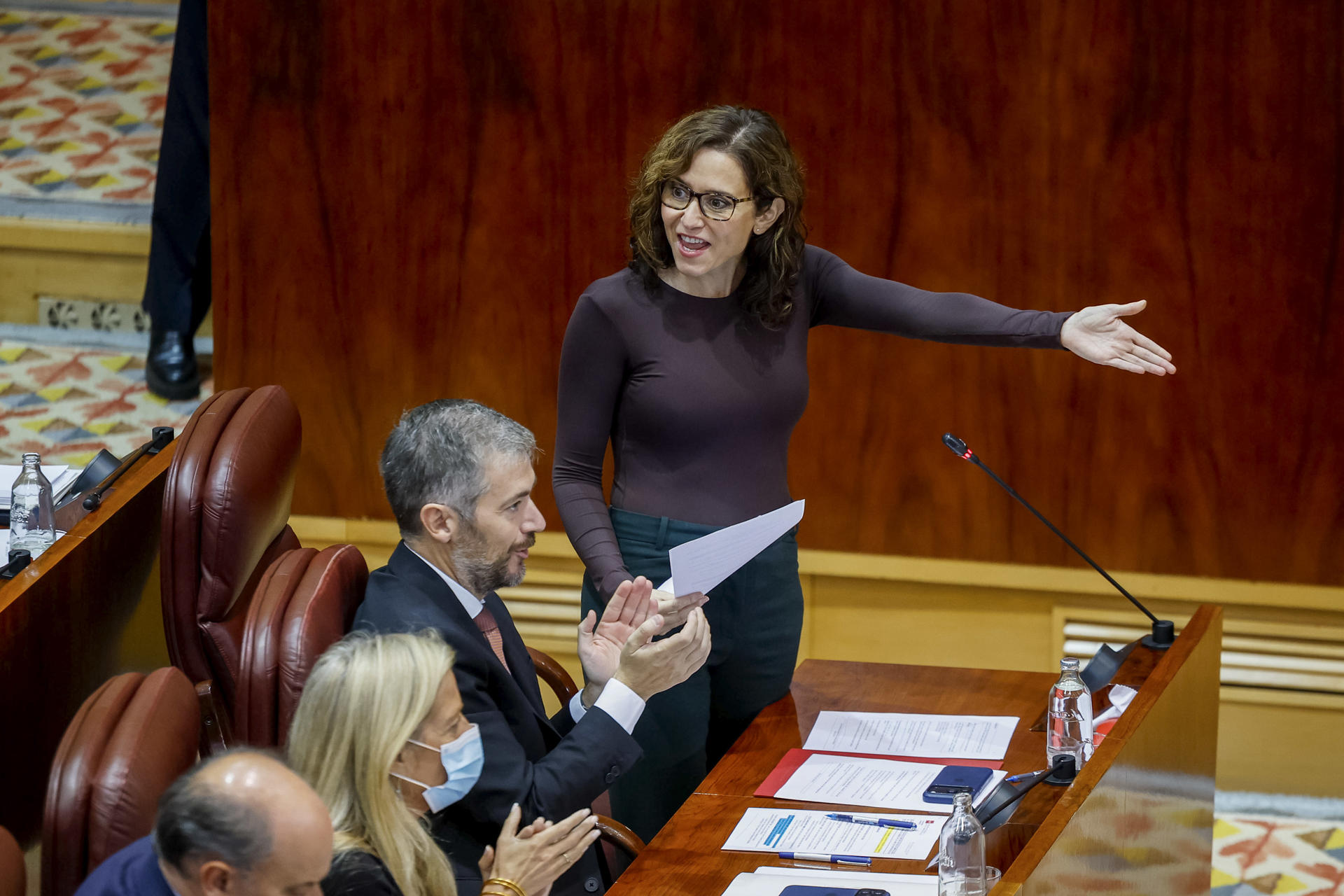 MADRID, 08/10/2026.- La presidenta de la Comunidad de Madrid, Isabel Díaz Ayuso, interviene durante el pleno de la Asamblea regional celebrado este jueves, marcado por la convocatoria de elecciones generales, la vivienda y la acampada de Sol que el gobierno regional insiste en que se levante. EFE/ Daniel Gonzalez