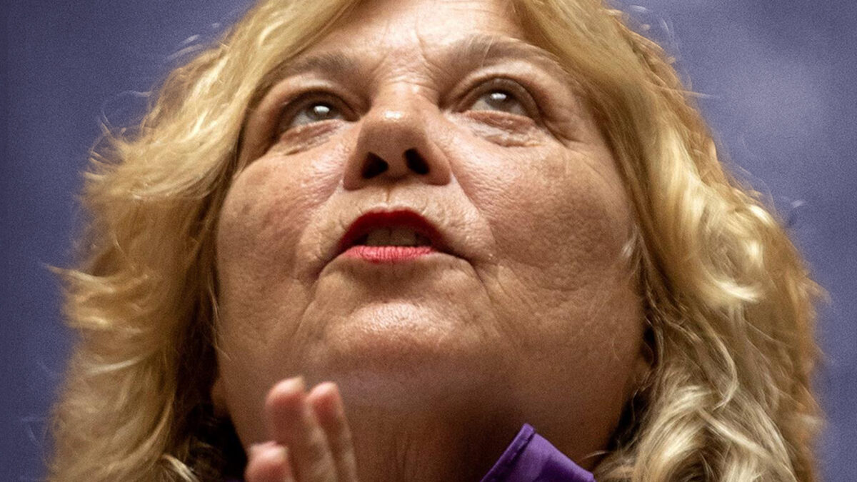Asun Casasola, madre de Nagore Laffage, acompaña este viernres a Blanca Gutiérrez en el jucio por el asesinato de su hija