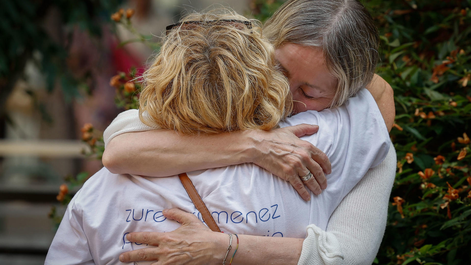 Casasola se abraza durante una manifestación en recuerdo de Nagore