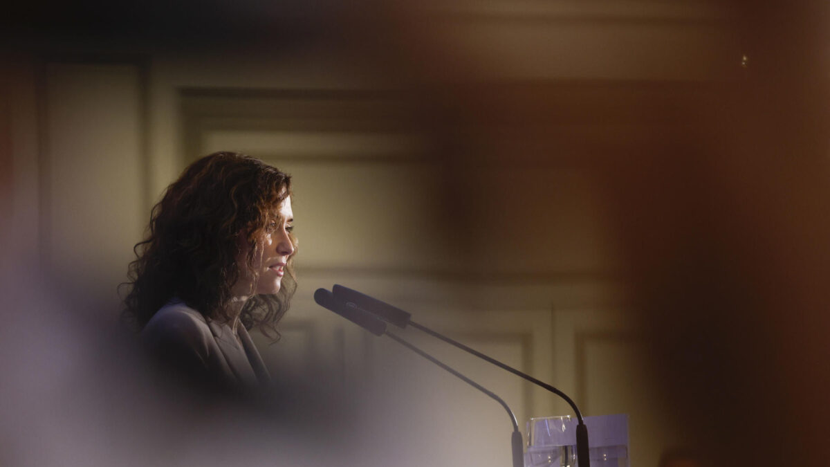 MADRID, 05/10/2026.- La presidenta madrileña, Isabel Díaz Ayuso, ha celebrado este lunes, en un desayuno informativo organizado por Nueva Economía Fórum el adelanto electoral anunciado este lunes por el presidente del Gobierno, Pedro Sánchez, que a su juicio "se va porque no puede más" y le es imposible "seguir con esta farsa durante más tiempo". EFE/ Javier Lizon