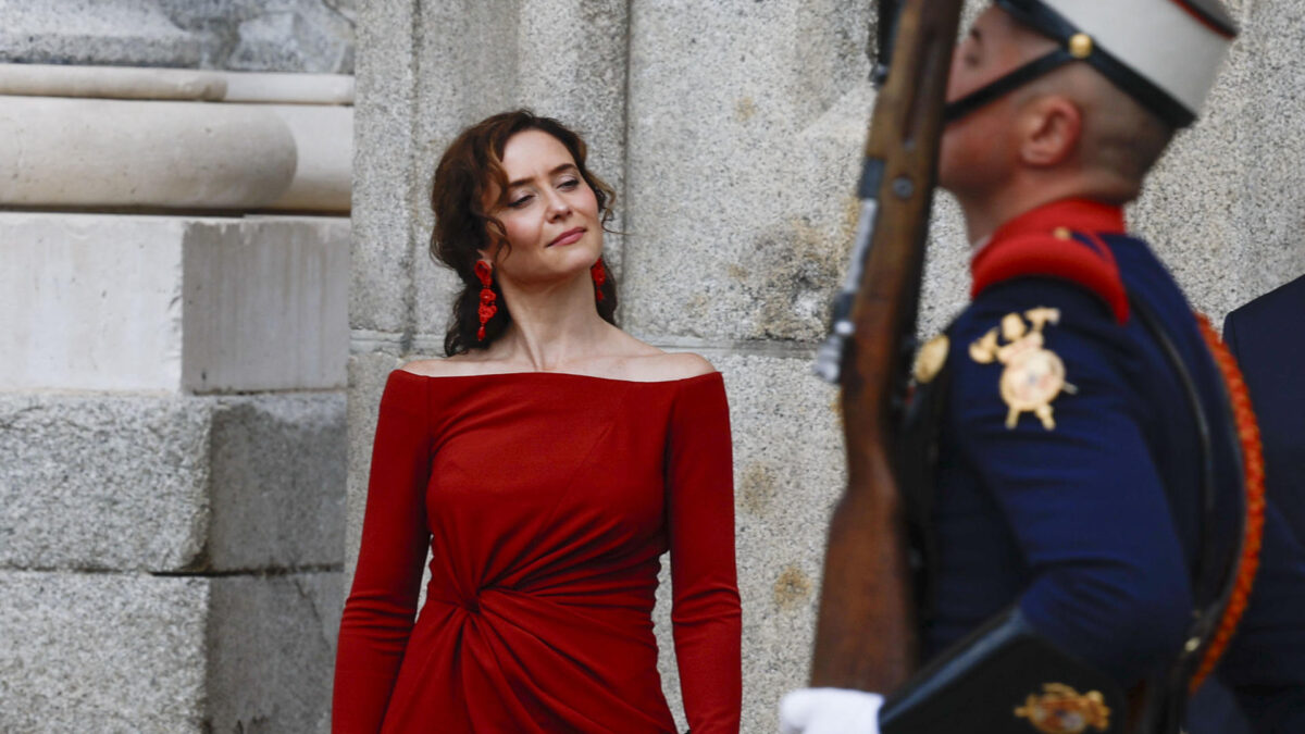 MADRID, 29/09/2026.- La presidenta de la Comunidad de Madrid, Isabel Díaz Ayuso a su llegada a la recepción real este martes del presidente de Francia, Emmanuel Macron en el Palacio Real. EFE/J.J. Guillén