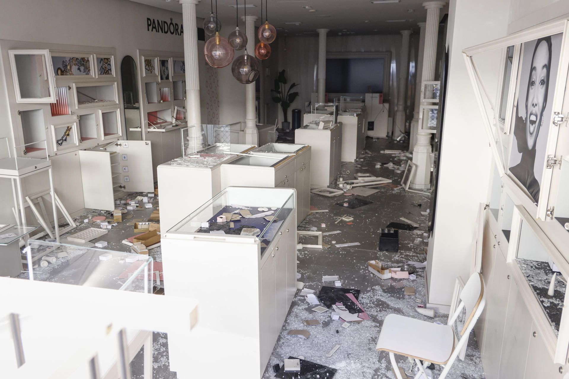 BARCELONA (ESPAÑA), 25/10/2026.- Los disturbios provocados anoche en Barcelona han causado daños en el mobiliario urbano por valor de unos 36.000 euros, han informado a EFE fuentes municipales, que han precisado que esta mañana ha reabierto la estación de Metro de plaza de Cataluña y que las líneas de autobús recuperan progresivamente su frecuencia de paso por la zona. EFE/ Quique García