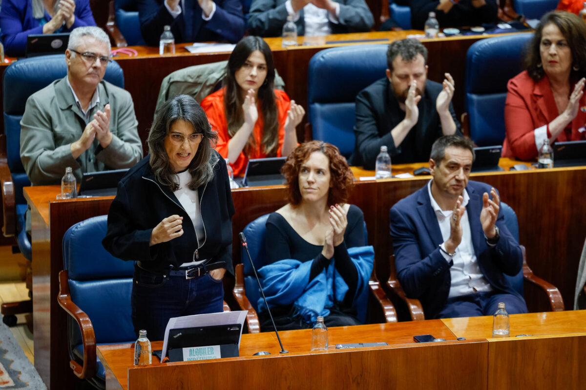 MADRID, 08/10/2026.- La portavoz de Más Madrid, Manuela Bergerot, interviene durante el pleno de la Asamblea regional celebrado este jueves, marcado por la convocatoria de elecciones generales, la vivienda y la acampada de Sol que el gobierno regional insiste en que se levante. EFE/ Daniel Gonzalez