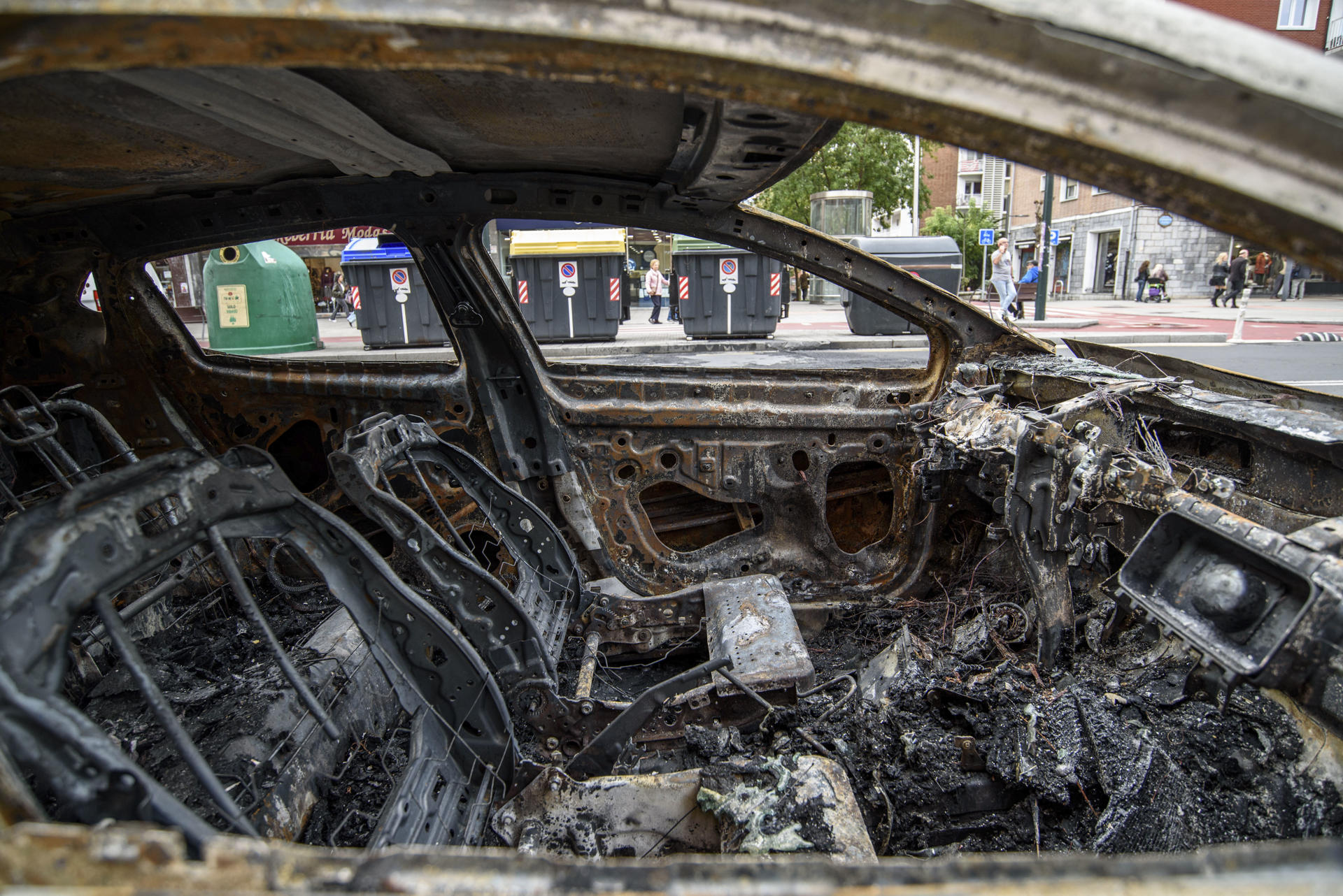 BILBAO, 27/10/2026.- Coches calcinados por los disturbios de la pasada noche en el barrio bilbaíno de Deusto. El Gobierno Vasco ha dejado claro que no va permitir que "una minoría violenta condicione la convivencia" de la sociedad en Euskadi y la "haga retroceder" y ha interpelado a todos los partidos y agentes sociales para que se sumen a la condena a los disturbios protagonizados por "grupos organizados" ayer en Bilbao. EFE/ Javier Zorrilla