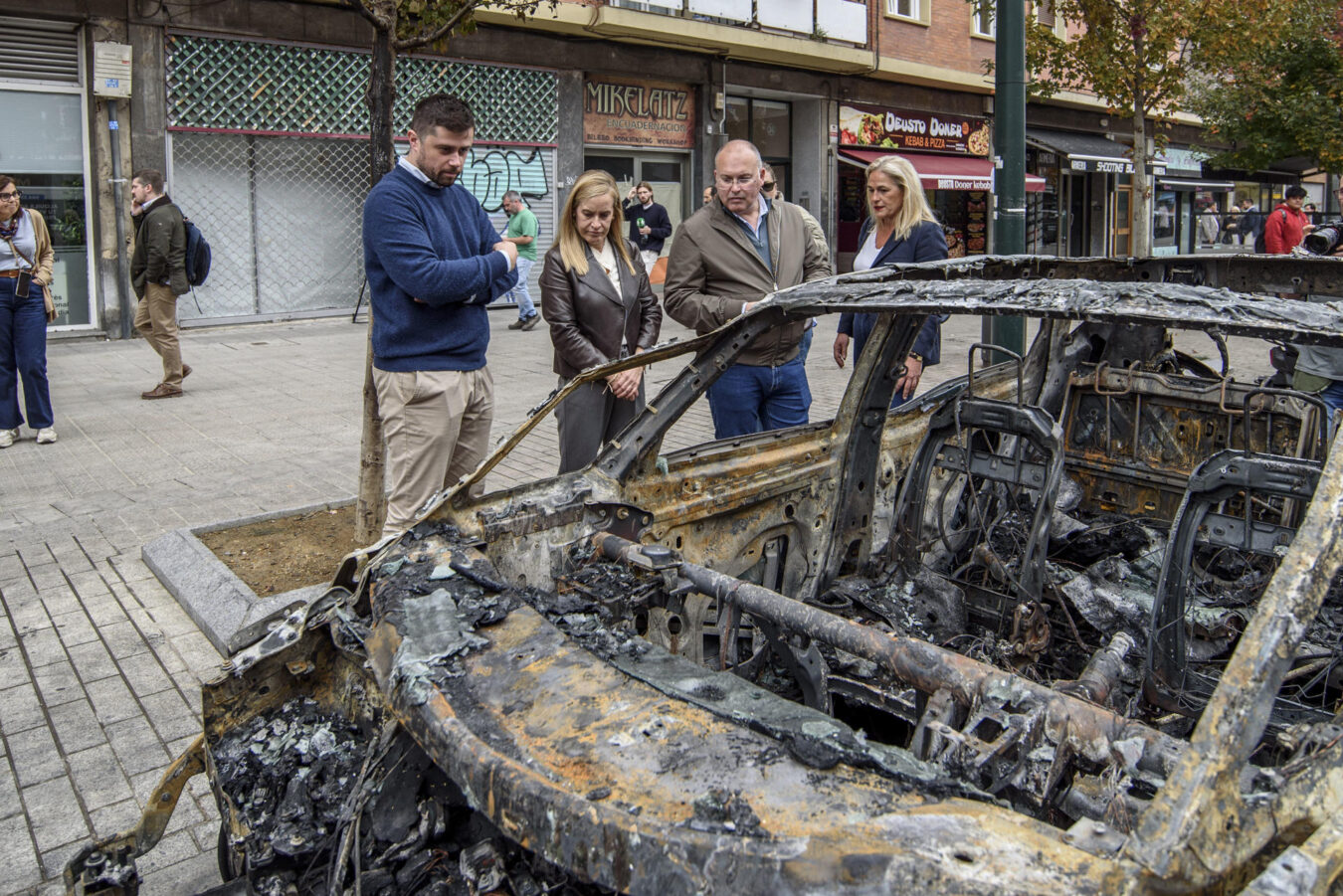 BILBAO, 27/10/2026.- El secretario general del PP, Miguel Tellado, observa los daños causados por los disturbios de la pasada noche en Bilbao y ha señalado que la "responsabilidad política" es del Gobierno por "no anticiparse" y "tratar de minimizar" lo sucedido. EFE/ Javier Zorrilla