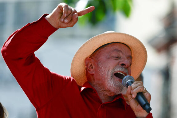 AMDEP4266. JUIZ DE FORA (BRASIL), 16/10/2026.- El presidente de Brasil y candidato a la reelección, Luiz Inácio Lula da Silva, participa en un acto de campaña este viernes, en Juiz de Fora, en el estado de Minas Gerais (Brasil). Lula se dirigió a las miles de personas que acudieron a un mitin en el municipio de Juiz de Fora y les conminó a hacer un "mayor esfuerzo" para "convencer" a los indecisos, e ir a sus casas para acompañarlos a las urnas el próximo 25 de octubre. EFE/ Andre Coelho